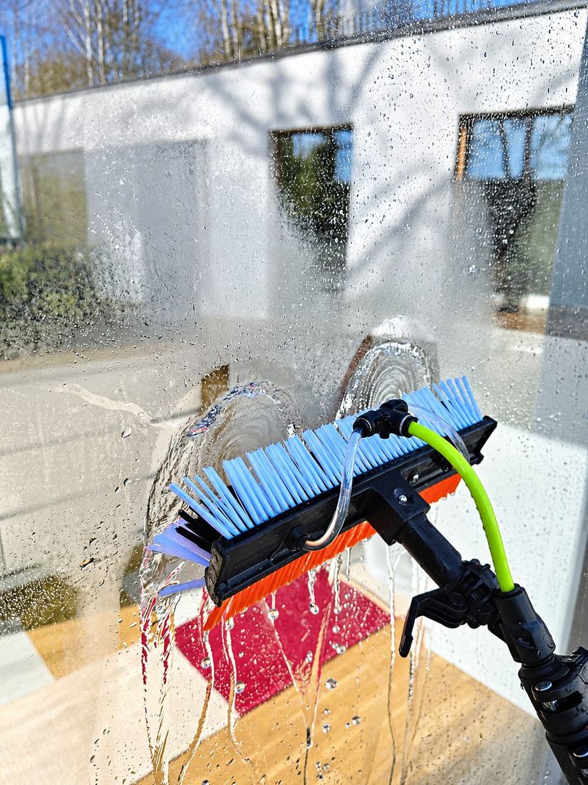 Reinwasserbürste an einer Fensterscheibe