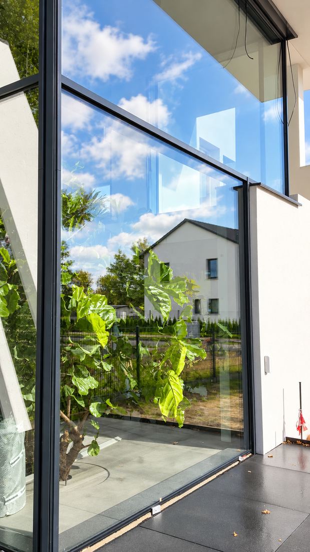 Gereinigte Glasschiebetür mit Blick in den Garten