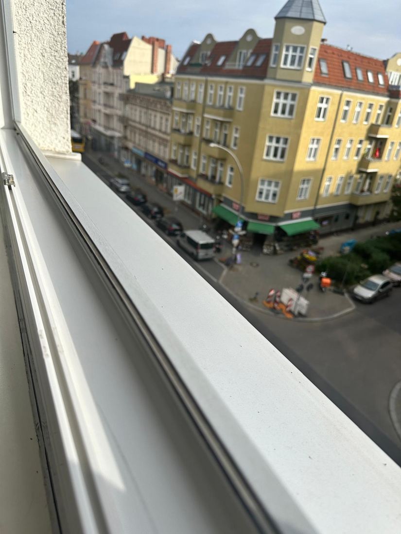 Saubere Fensterfront mit Blick auf eine Berliner Straße