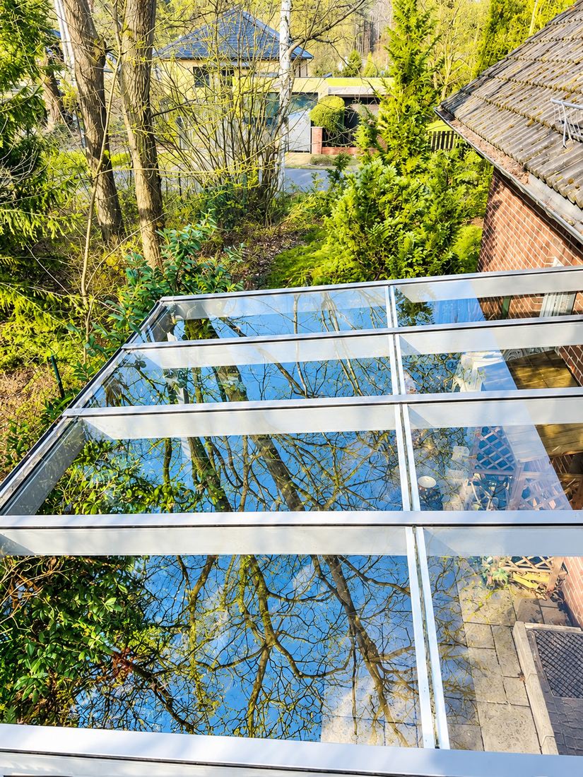 Gereinigtes Terrassendach mit Spiegelung